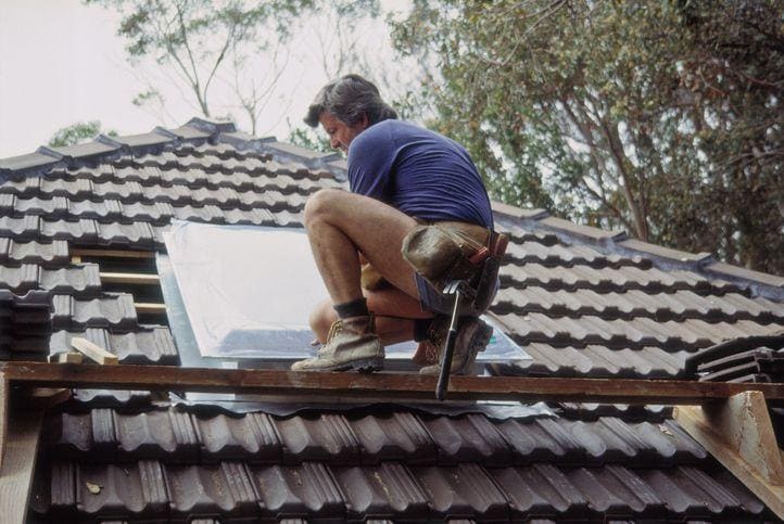 pracownik na dachu